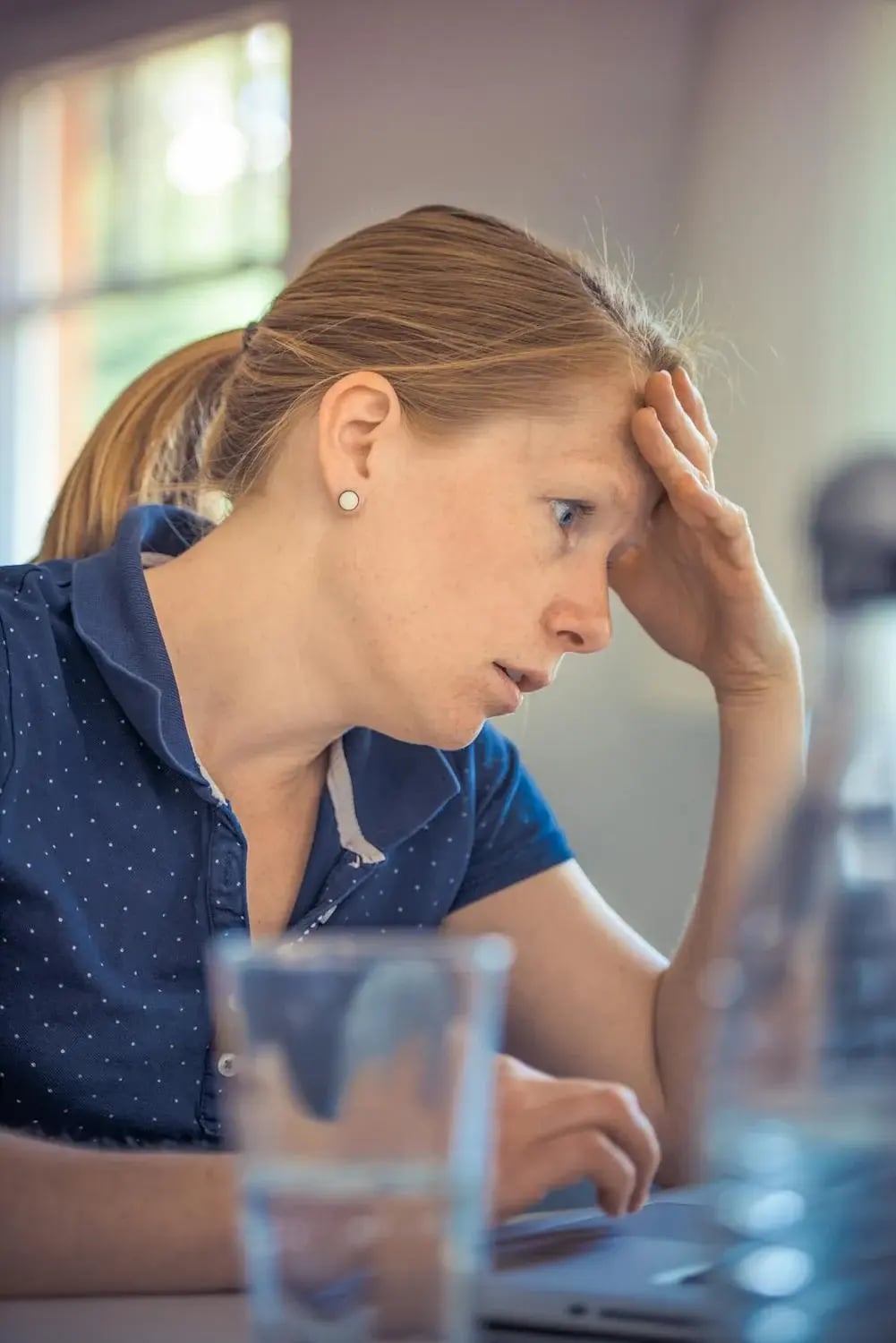 female-looking-at-her-traditional-employee-headshot